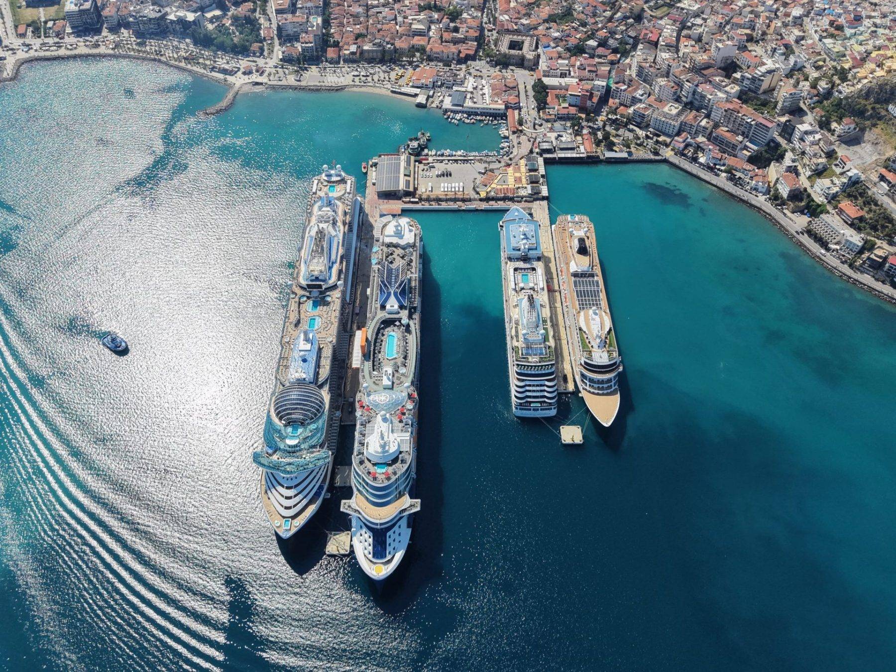 Kuşadası'nda kruvaziyer turizmi hızlandı: 4 gemi 10 bin turisti getirdi 