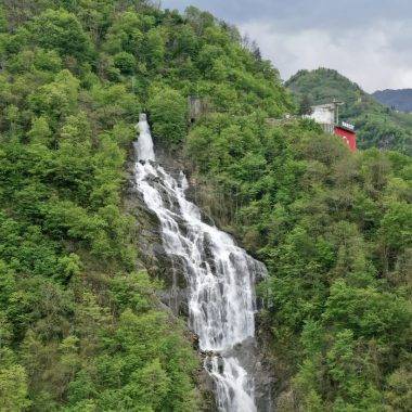 Haftada 2-3 gün 190 metreden akıyor: Giresun'un yapay şelalesi görenleri mest ediyor