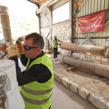 2 bin yıllık eserler, taş hastanesinde ayağa kaldırılıyor