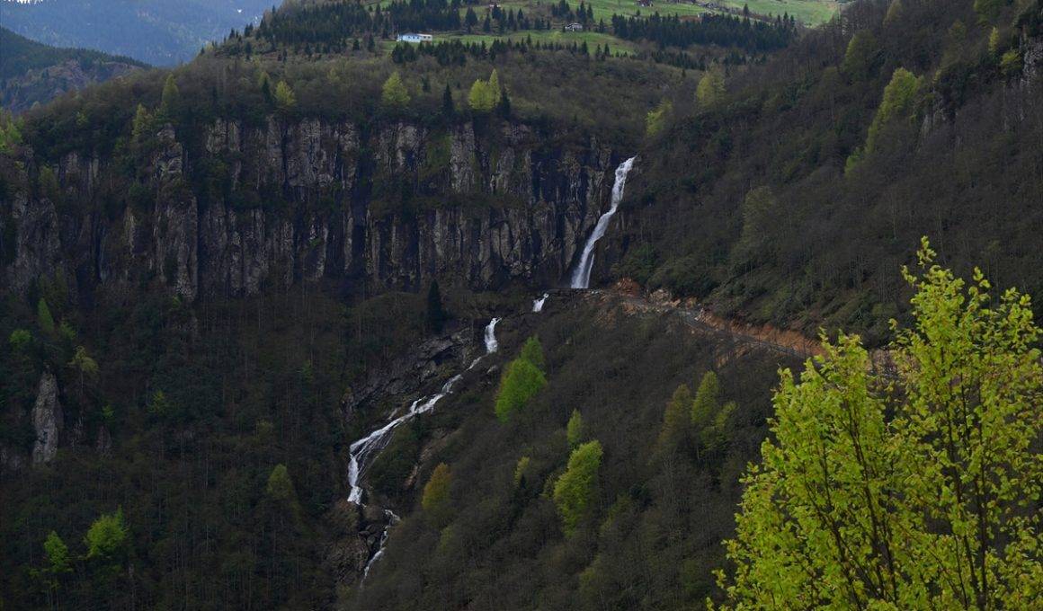 Adeta film platosu gibi! Trabzon'daki Uçarsu Şelalesi mest ediyor