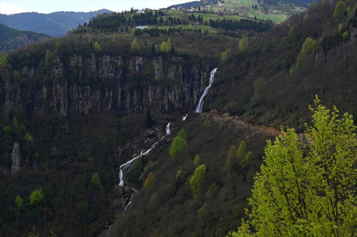 Adeta film platosu gibi! Trabzon'daki Uçarsu Şelalesi mest ediyor