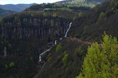 Adeta film platosu gibi! Trabzon'daki Uçarsu Şelalesi mest ediyor