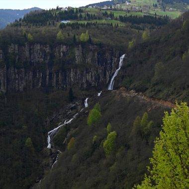 Adeta film platosu gibi! Trabzon'daki Uçarsu Şelalesi mest ediyor