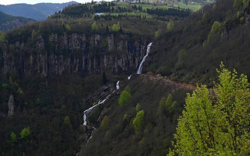 Adeta film platosu gibi! Trabzon'daki Uçarsu Şelalesi mest ediyor