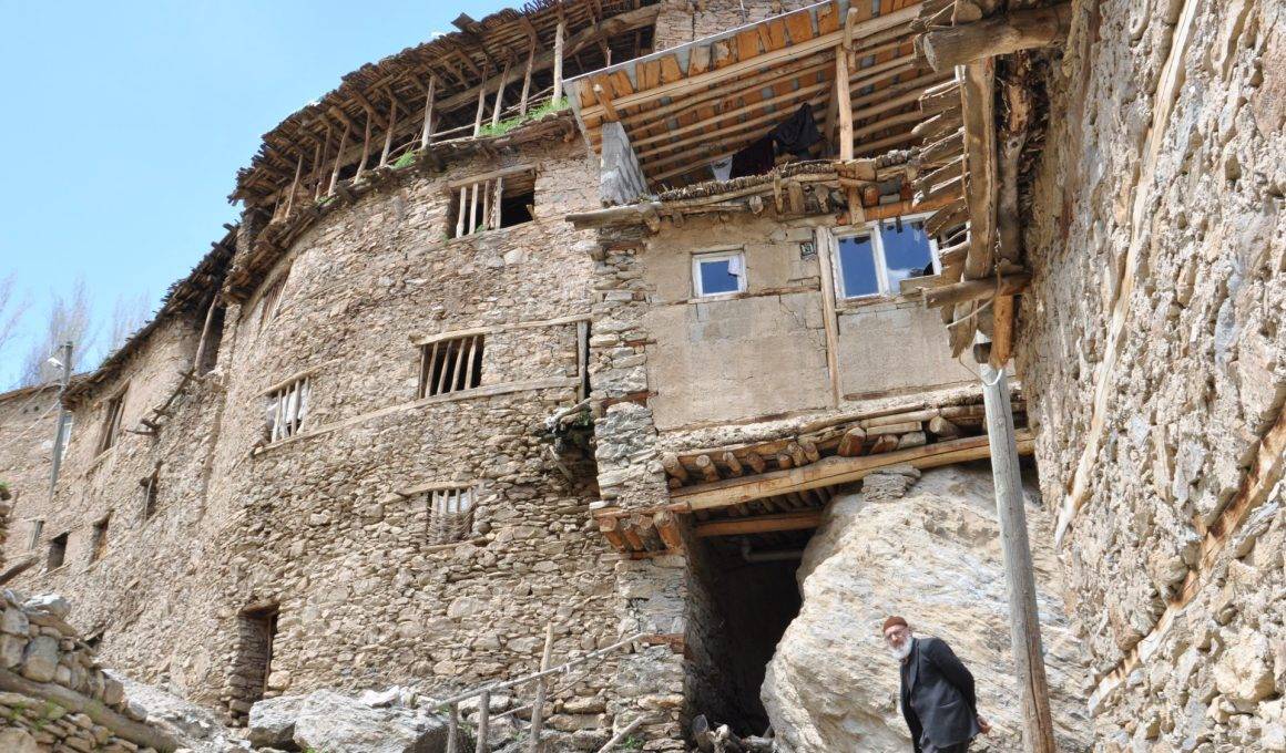 Bitlis'in tarihine tanıklık eden taş evler, her mevsim farklı manzara sunuyor
