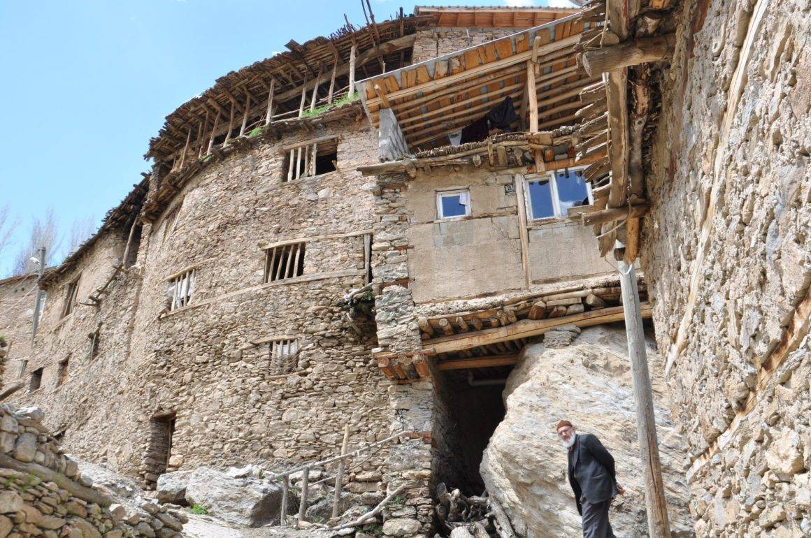 Bitlis'in tarihine tanıklık eden taş evler, her mevsim farklı manzara sunuyor
