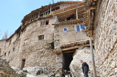 Bitlis'in tarihine tanıklık eden taş evler, her mevsim farklı manzara sunuyor