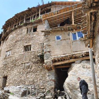 Bitlis'in tarihine tanıklık eden taş evler, her mevsim farklı manzara sunuyor