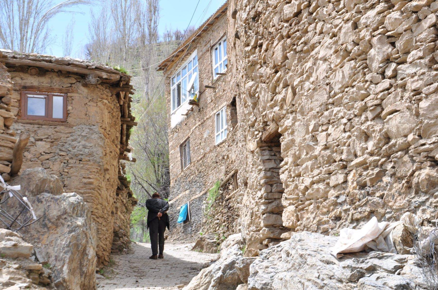 Bitlis'in tarihine tanıklık eden taş evler, her mevsim farklı manzara sunuyor