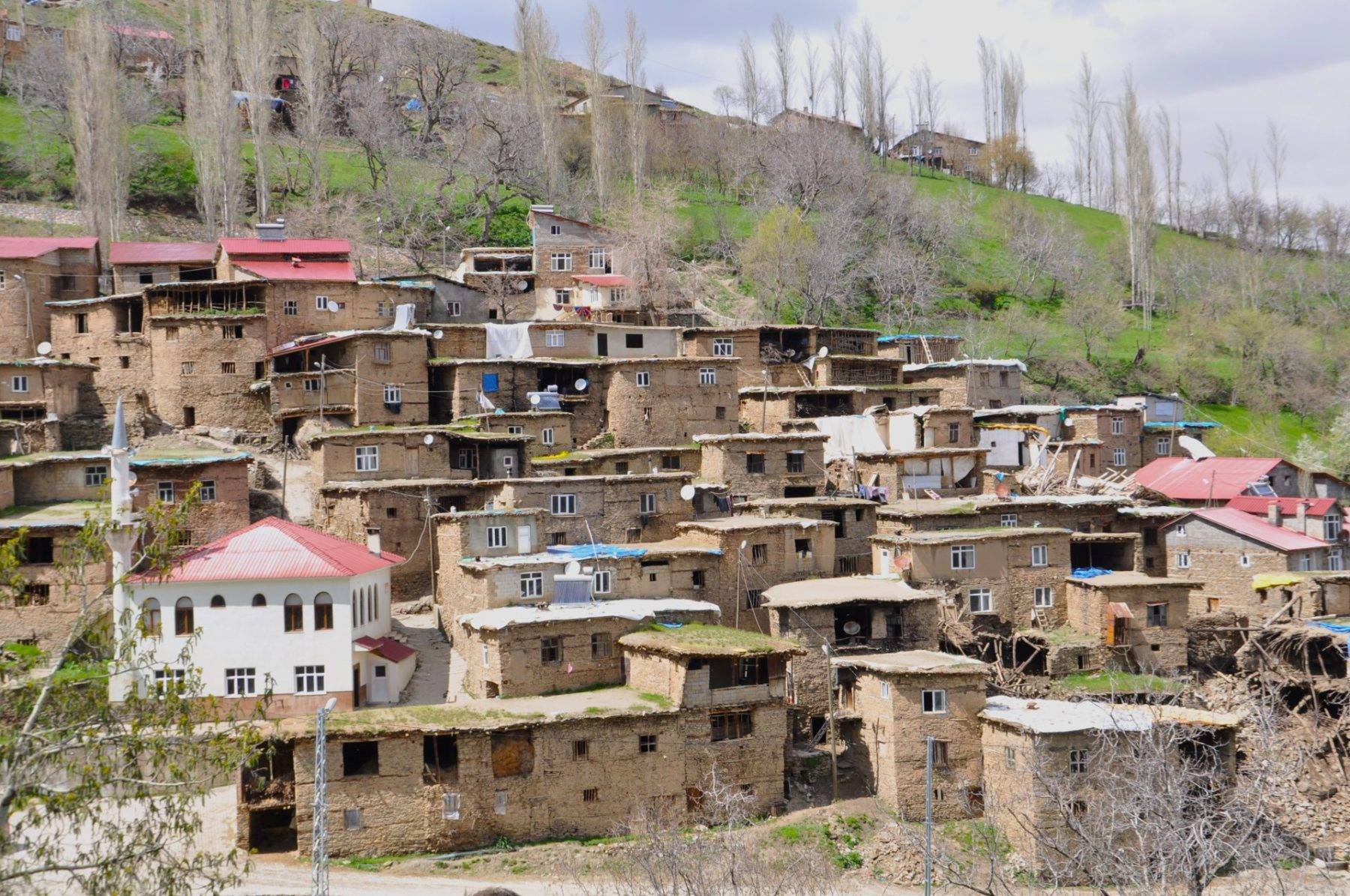 Bitlis'in tarihine tanıklık eden taş evler, her mevsim farklı manzara sunuyor