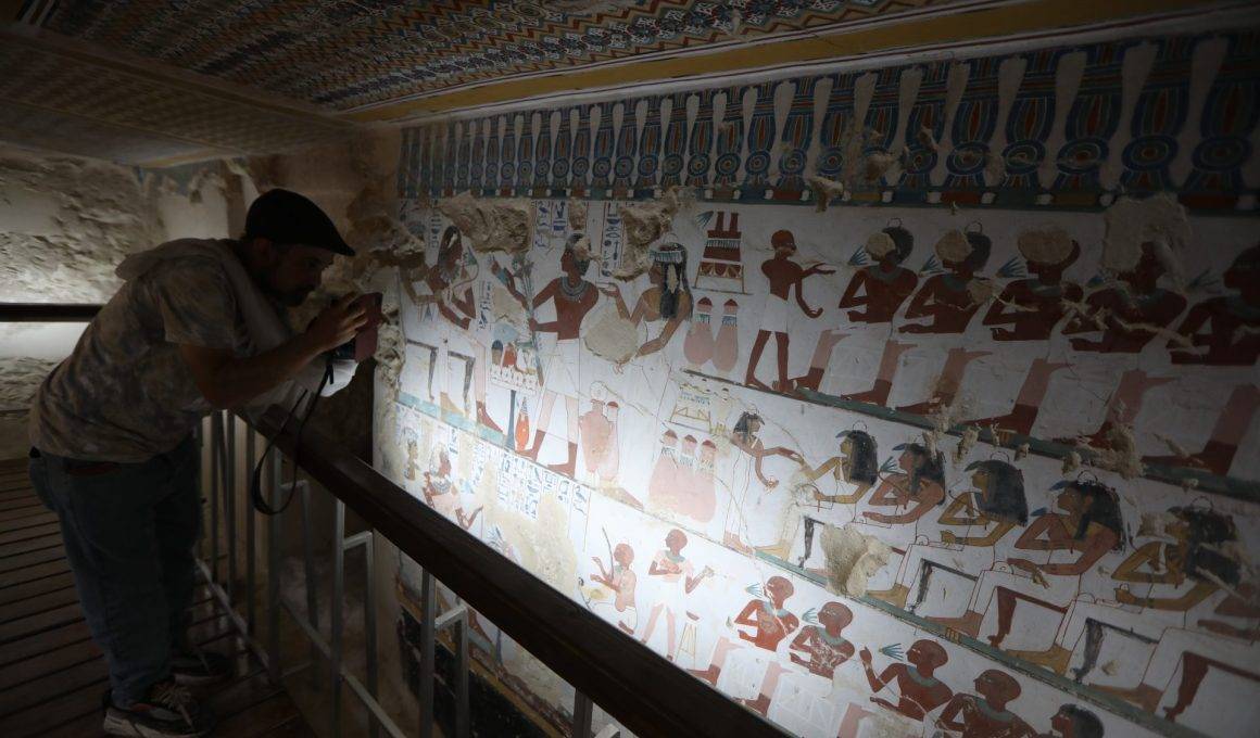 Mısır'da 2015'te keşfedilen tarihi mezarlar antik döneme ışık tutuyor