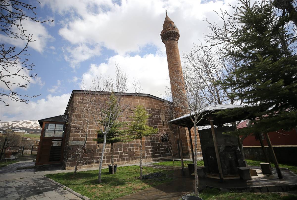 Türkiye'de 9 tane var! İsmini duyanın şaşırdığı cami kendine hayran bırakıyor