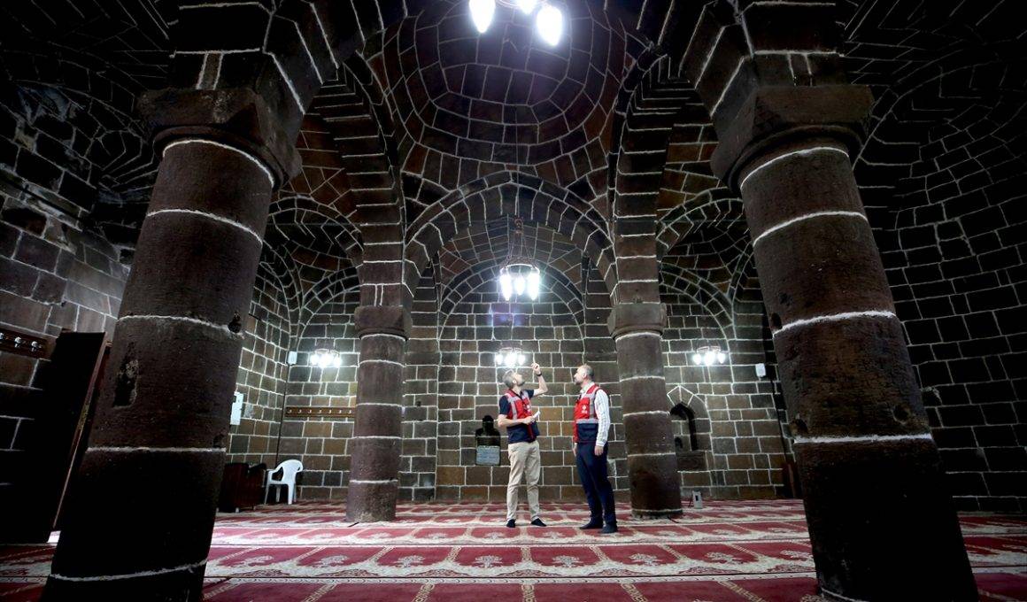 Türkiye'de 9 tane var! İsmini duyanın şaşırdığı cami kendine hayran bırakıyor