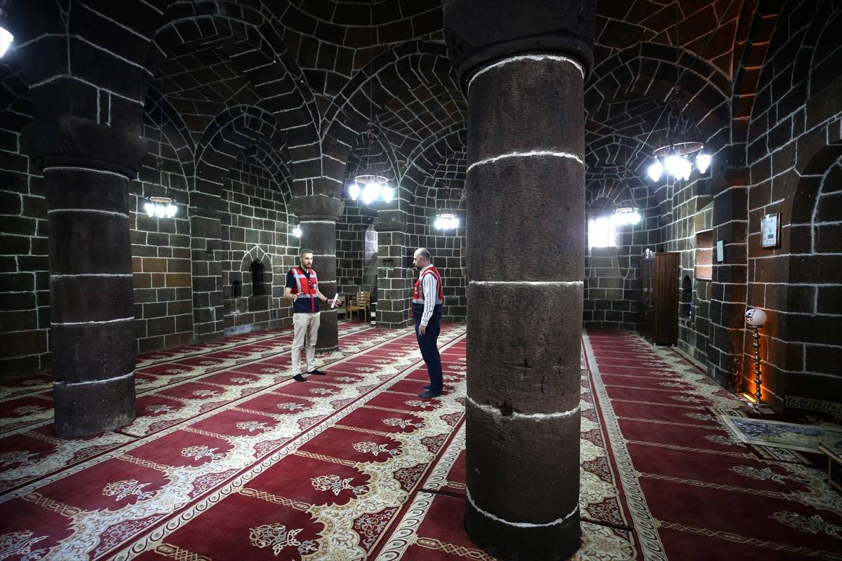 Türkiye'de 9 tane var! İsmini duyanın şaşırdığı cami kendine hayran bırakıyor