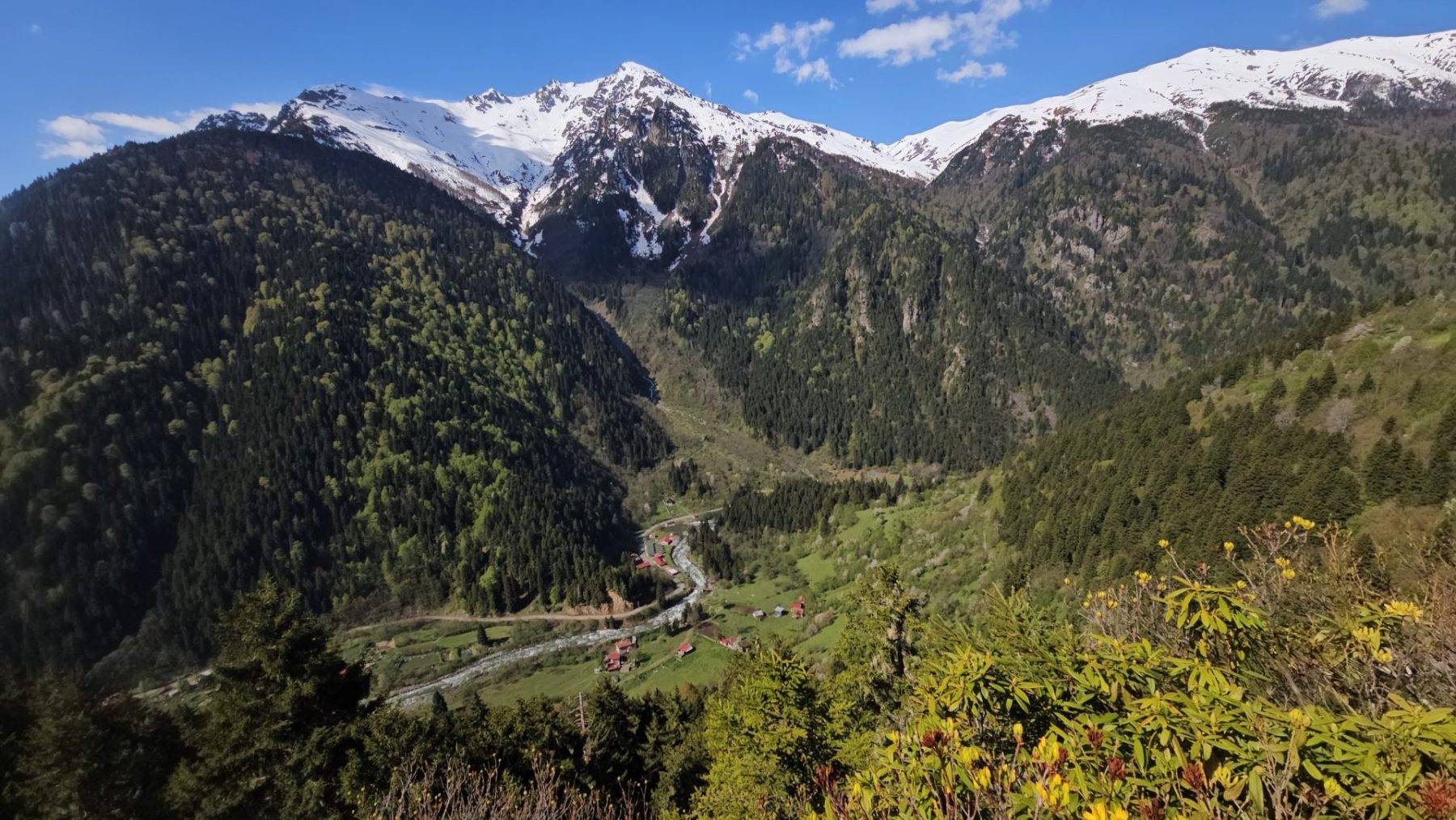 Kaçkar Dağları ilkbahar manzaralarıyla mest etti