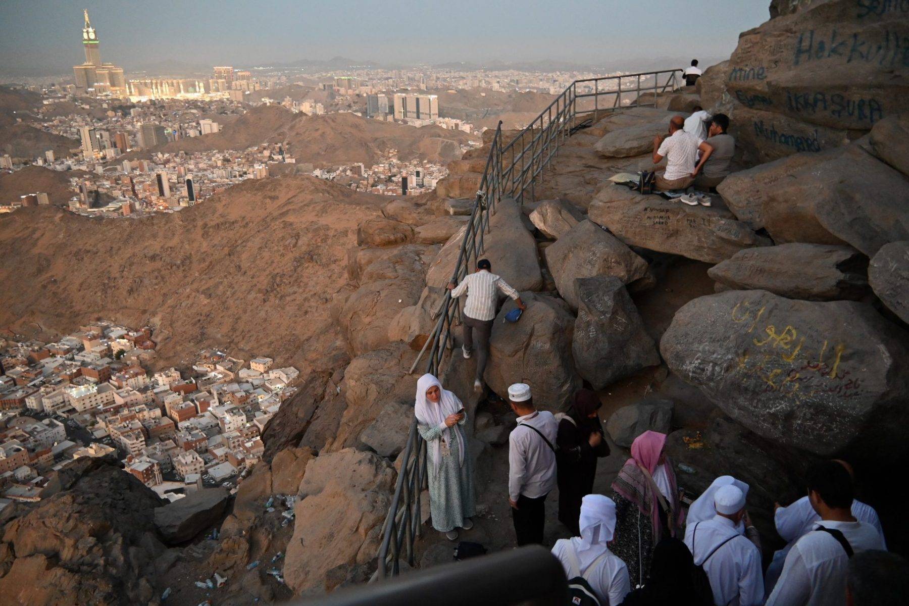 İlk vahyin geldiği yer: Hacı adaylarının Nur Dağı ve Hira Mağarası heyecanı