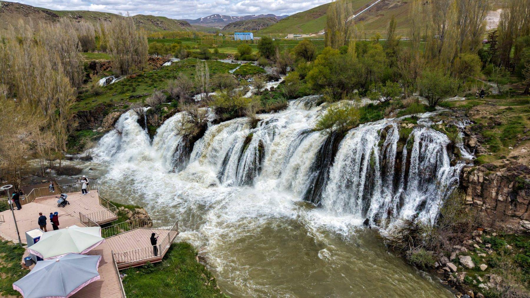 Van'da masalsı görüntüler: Muradiye Şelalesi son yağışlarla coştu