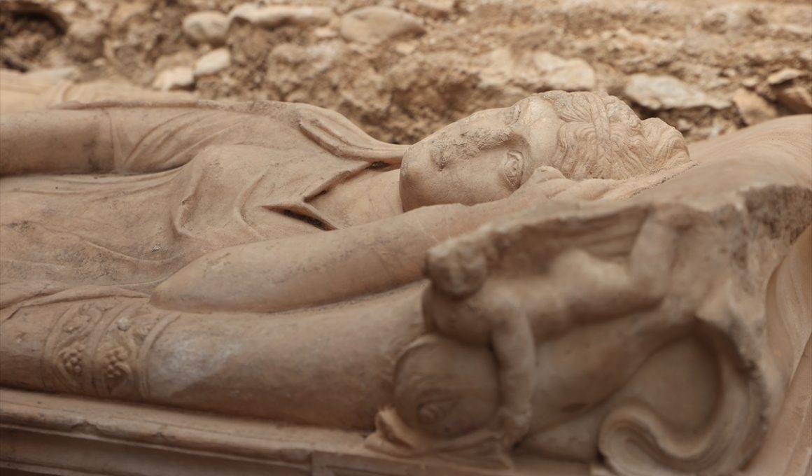 Olympos Antik Kenti'nde yeni keşif! Anıtsal mezar ve aristokrat bir kadına ait lahit bulundu
