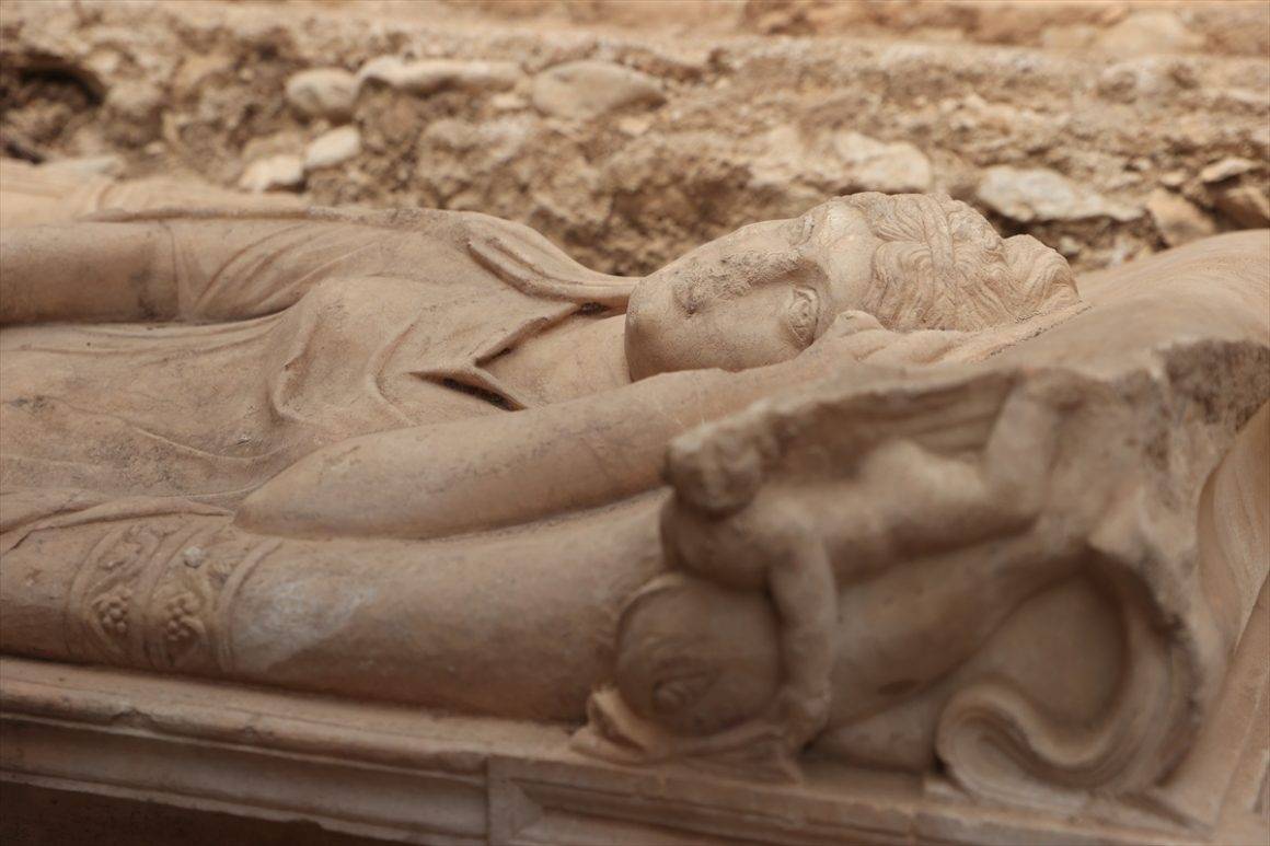 Olympos Antik Kenti'nde yeni keşif! Anıtsal mezar ve aristokrat bir kadına ait lahit bulundu