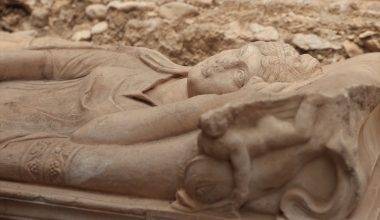Olympos Antik Kenti'nde yeni keşif! Anıtsal mezar ve aristokrat bir kadına ait lahit bulundu
