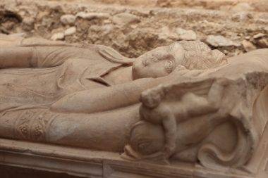 Olympos Antik Kenti'nde yeni keşif! Anıtsal mezar ve aristokrat bir kadına ait lahit bulundu