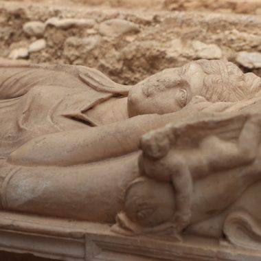 Olympos Antik Kenti'nde yeni keşif! Anıtsal mezar ve aristokrat bir kadına ait lahit bulundu