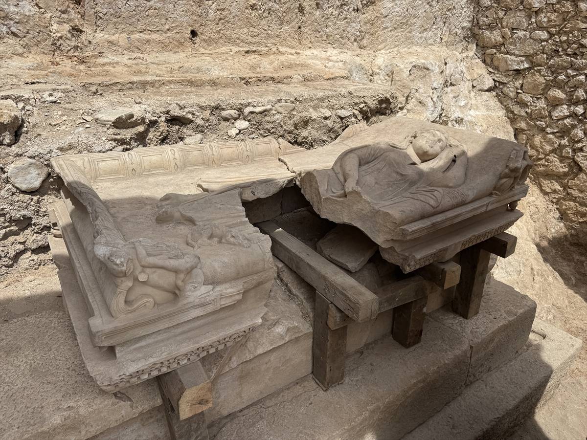 Olympos Antik Kenti'nde yeni keşif! Anıtsal mezar ve aristokrat bir kadına ait lahit bulundu