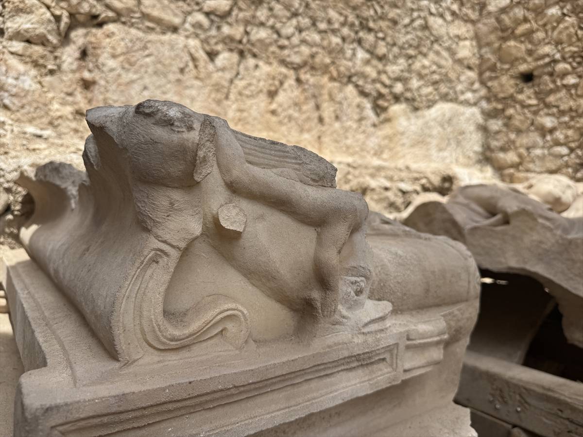 Olympos Antik Kenti'nde yeni keşif! Anıtsal mezar ve aristokrat bir kadına ait lahit bulundu