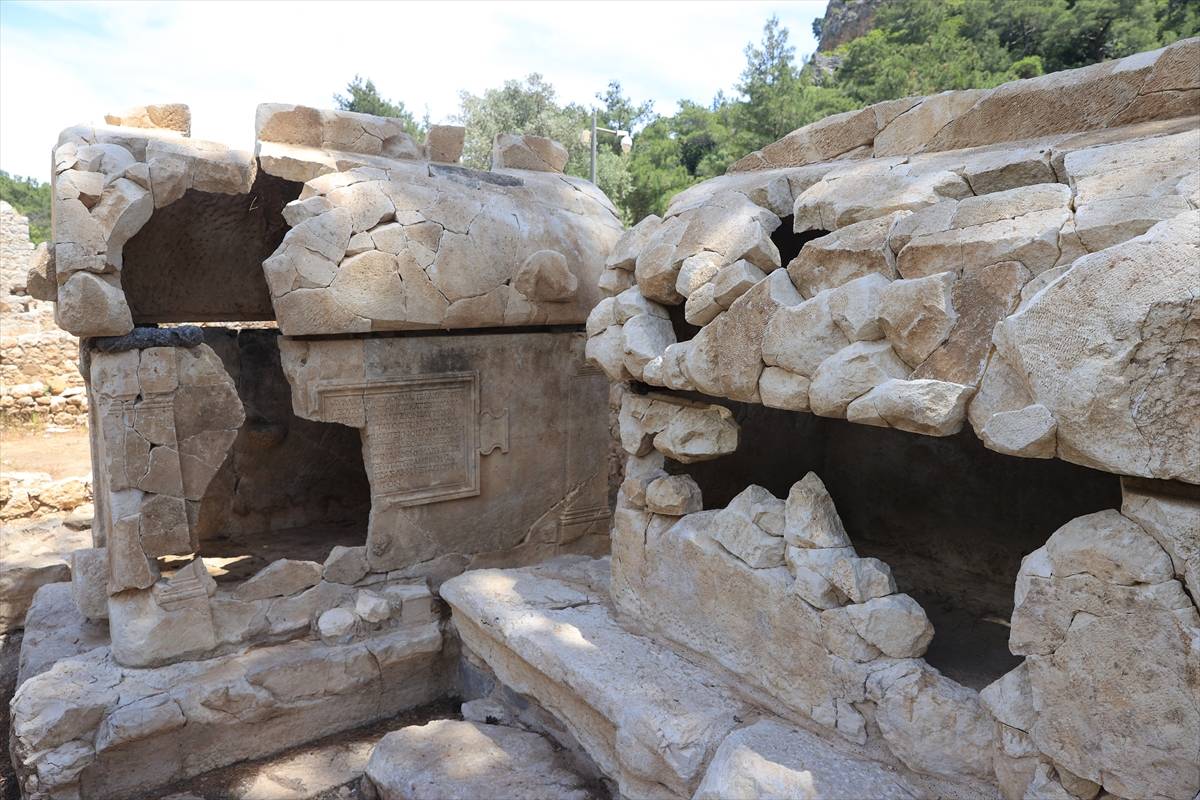 Olympos Antik Kenti'nde yeni keşif! Anıtsal mezar ve aristokrat bir kadına ait lahit bulundu