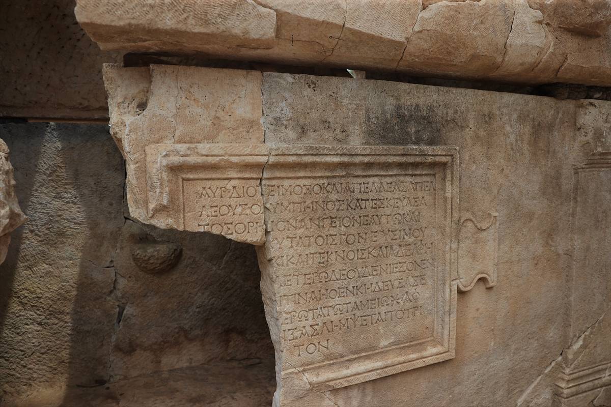 Olympos Antik Kenti'nde yeni keşif! Anıtsal mezar ve aristokrat bir kadına ait lahit bulundu