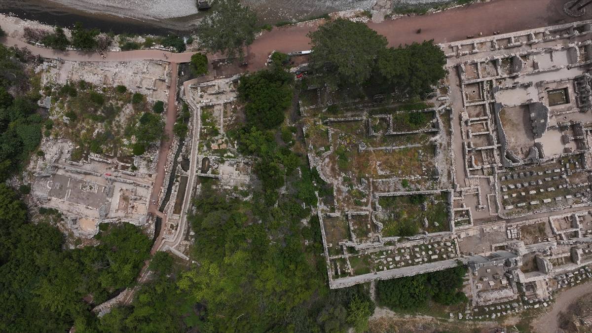 Olympos Antik Kenti'nde yeni keşif! Anıtsal mezar ve aristokrat bir kadına ait lahit bulundu