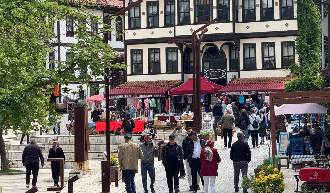 Sakarya'nın Birleşmiş Milletler'den ödüllü Taraklı ilçesinde bayram tatili yoğunluğu