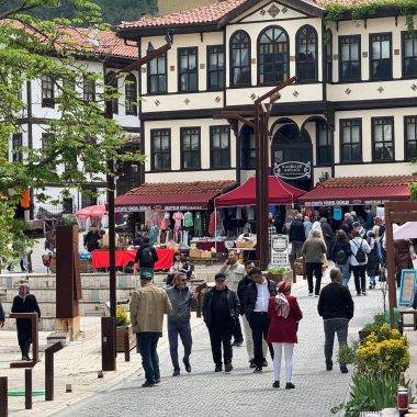 Sakarya'nın Birleşmiş Milletler'den ödüllü Taraklı ilçesinde bayram tatili yoğunluğu