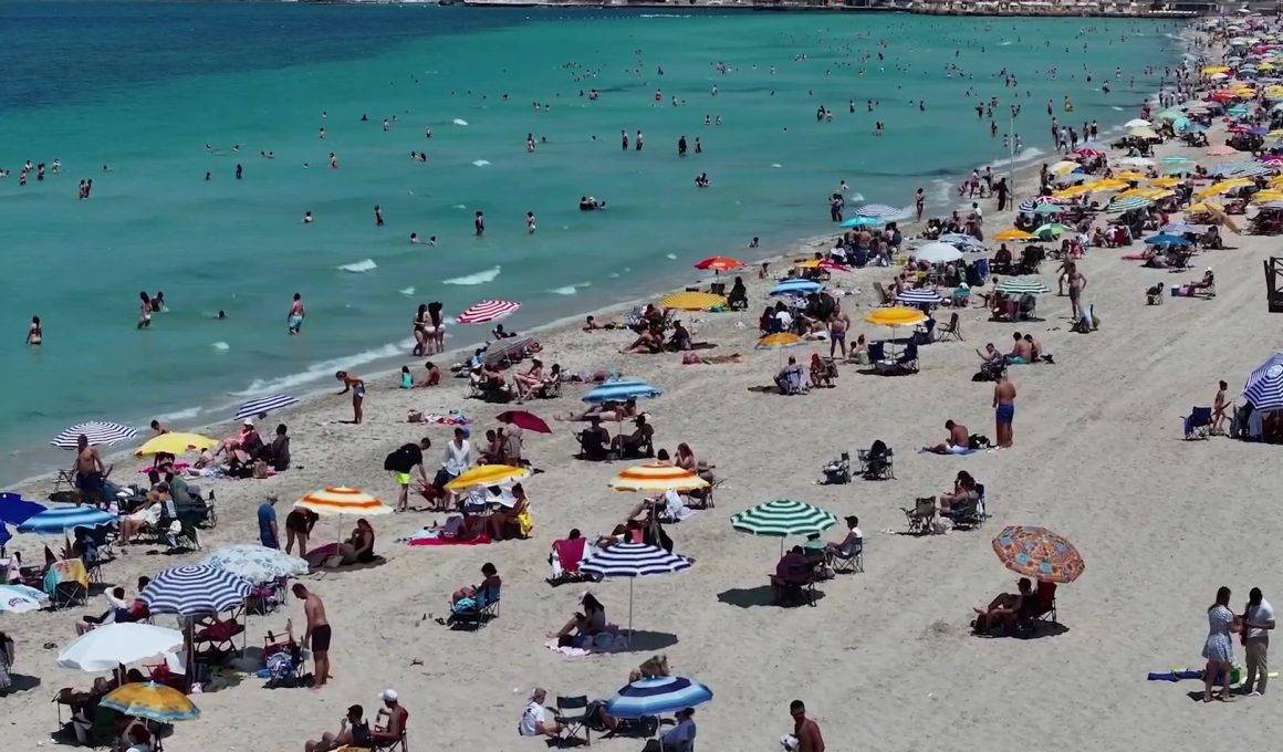 Bayram tatilinde Çeşme'de güzel sezonun ilk sinyalleri geldi