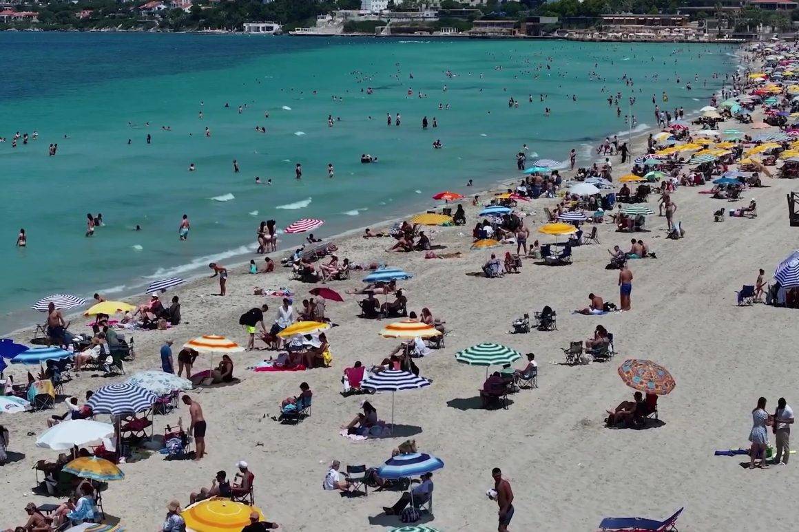 Bayram tatilinde Çeşme'de güzel sezonun ilk sinyalleri geldi