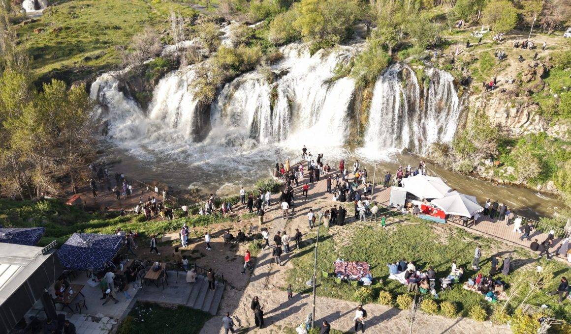 Van'ın mest eden güzelliği, ziyaretçilere adeta bayram hediyesi oldu