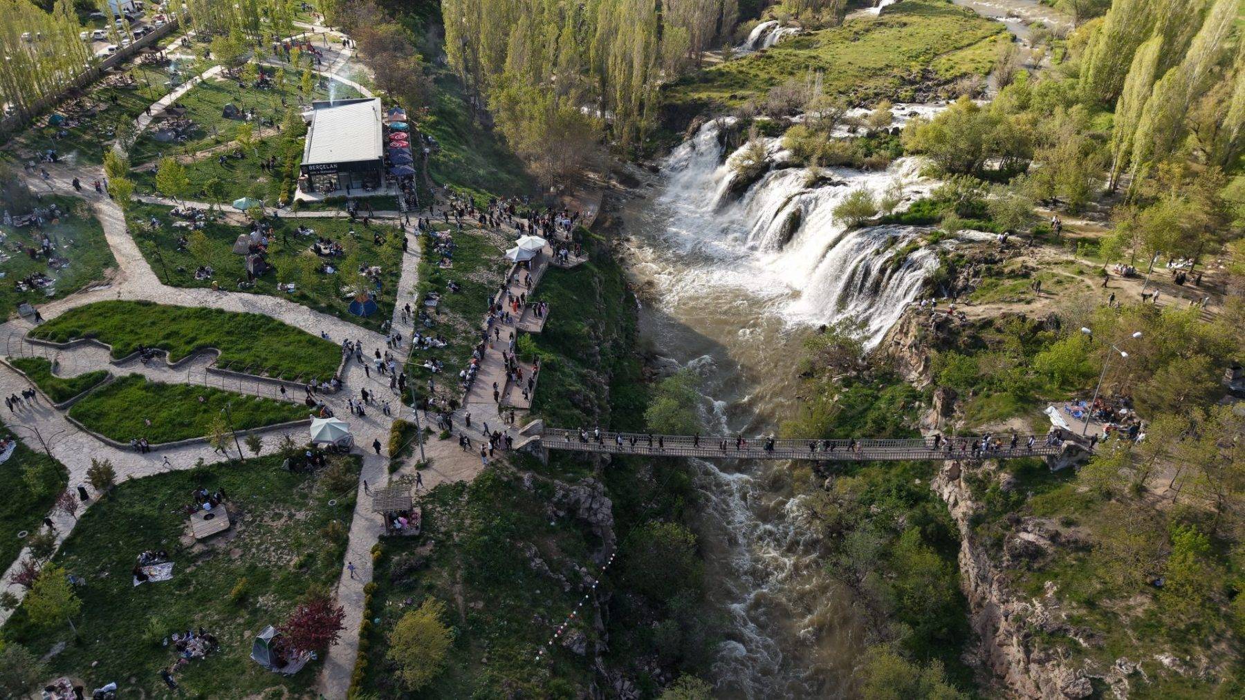 Van'ın mest eden güzelliği, ziyaretçilere adeta bayram hediyesi oldu