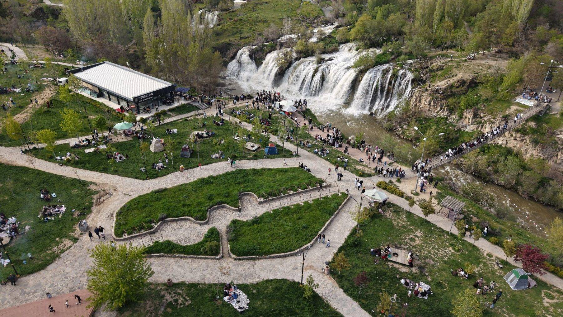 Van'ın mest eden güzelliği, ziyaretçilere adeta bayram hediyesi oldu