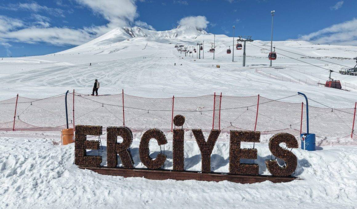 Kayak keyfi devam ediyor: Erciyes’te hem ziyaretçi hem de sezon uzunluğu rekoru!