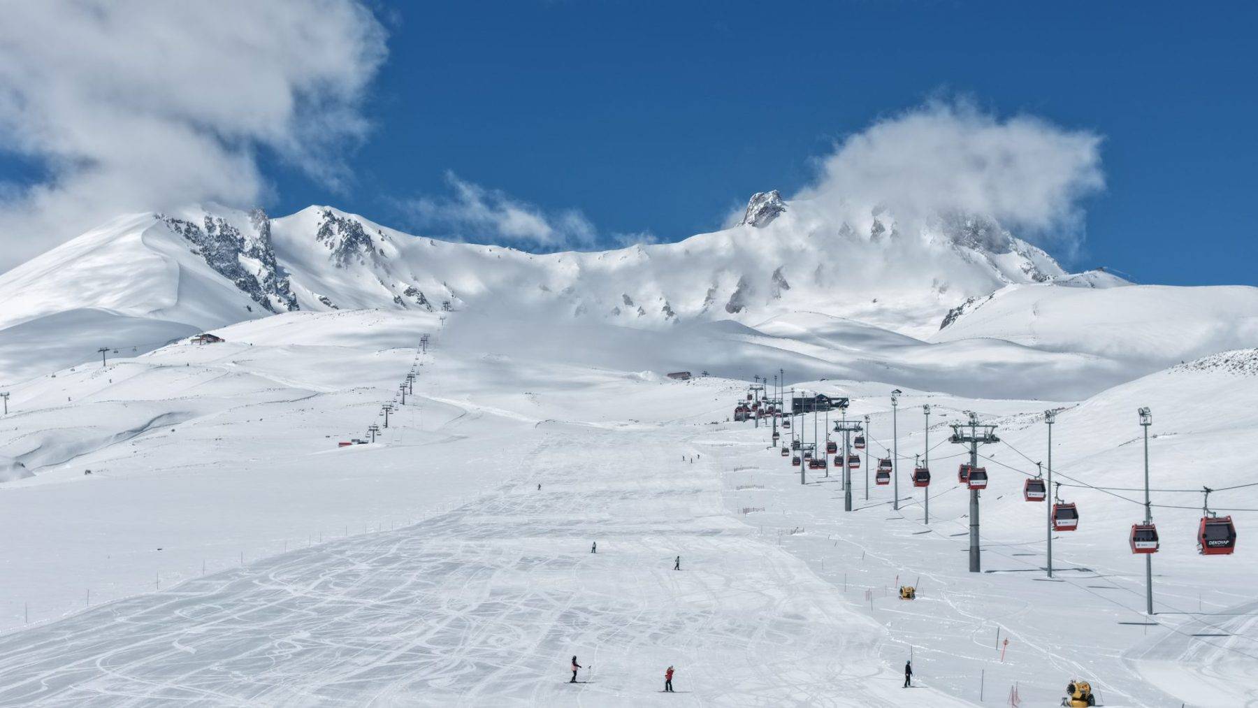 Kayak keyfi devam ediyor: Erciyes’te hem ziyaretçi hem de sezon uzunluğu rekoru!