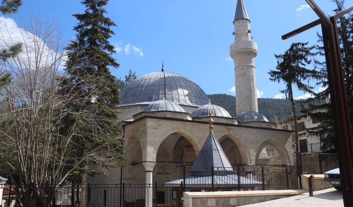 Sakarya'da ilginç mimarisiyle dikkat çekiyor: 508 yıllık Yunus Paşa Camii