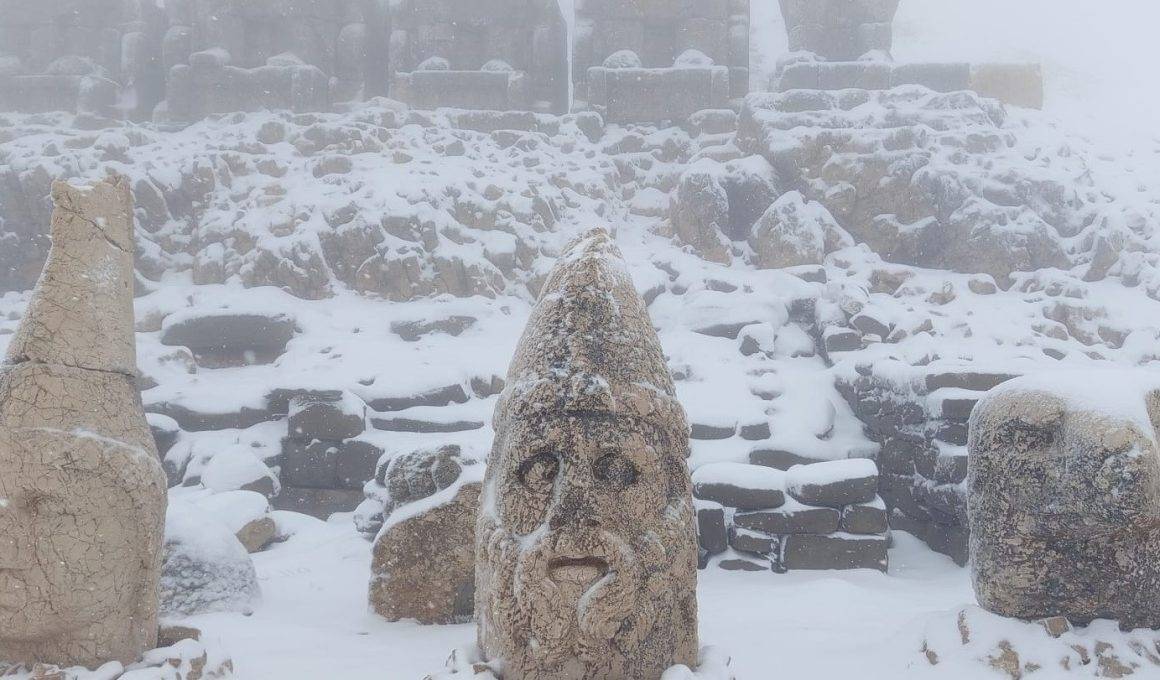 Dev heykeller karlar altında! Nemrut Dağı'na mayıs ayında beyaz sürpriz