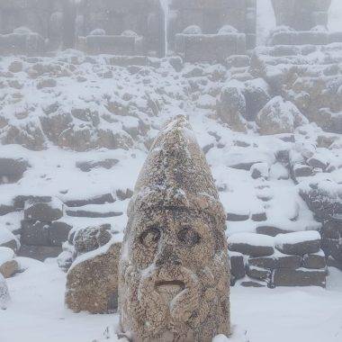 Dev heykeller karlar altında! Nemrut Dağı'na mayıs ayında beyaz sürpriz