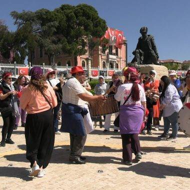 Edirne'de Kakava Şenlikleri heyecanı: Selimiye Meydanı 9/8'likler ile şenlendi