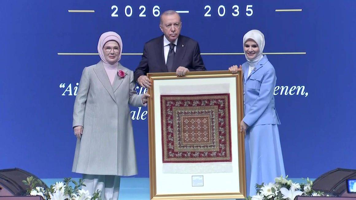 Yapımı 6 ay sürdü! Cumhurbaşkanı Erdoğan'a hediye edilen 360 bin ilmekli Pazırık halısı
