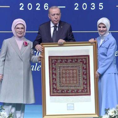 Yapımı 6 ay sürdü! Cumhurbaşkanı Erdoğan'a hediye edilen 360 bin ilmekli Pazırık halısı