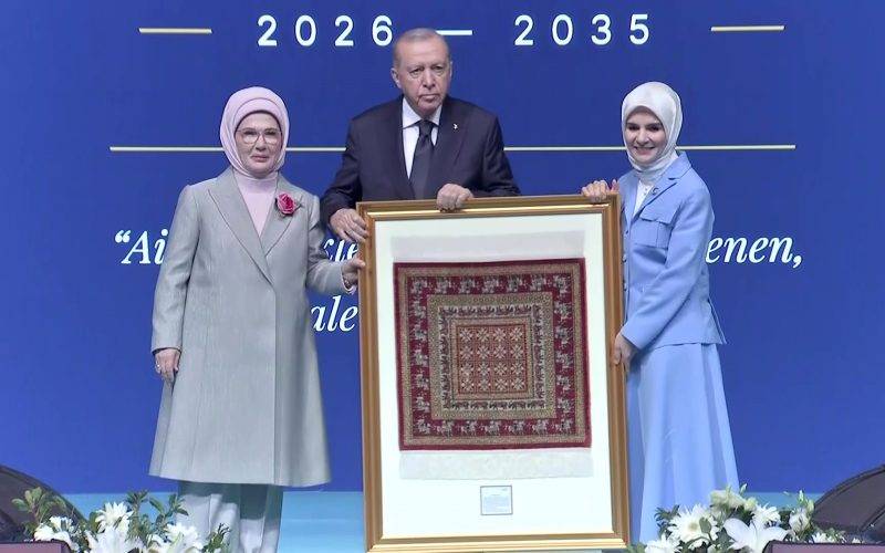 Yapımı 6 ay sürdü! Cumhurbaşkanı Erdoğan'a hediye edilen 360 bin ilmekli Pazırık halısı