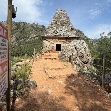 Dünyanın 7 harikasından birine benziyor: Muğla'daki piramit mezar ziyarete açıldı
