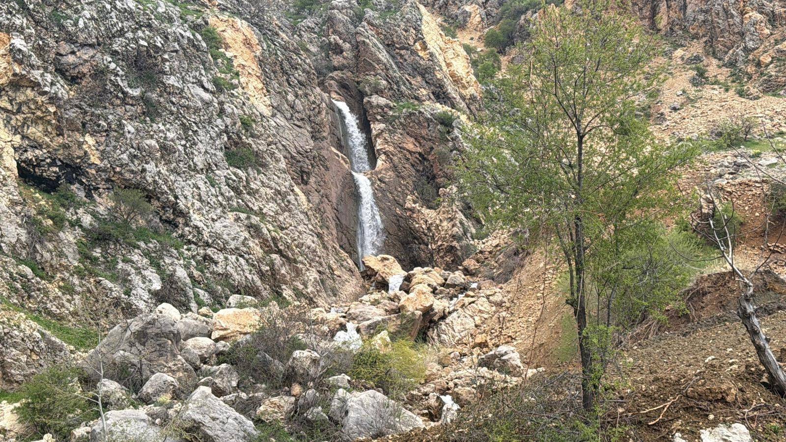 Çifte şelale görenleri mest etti: Adıyaman'da şelaleler çağlayana dönüştü
