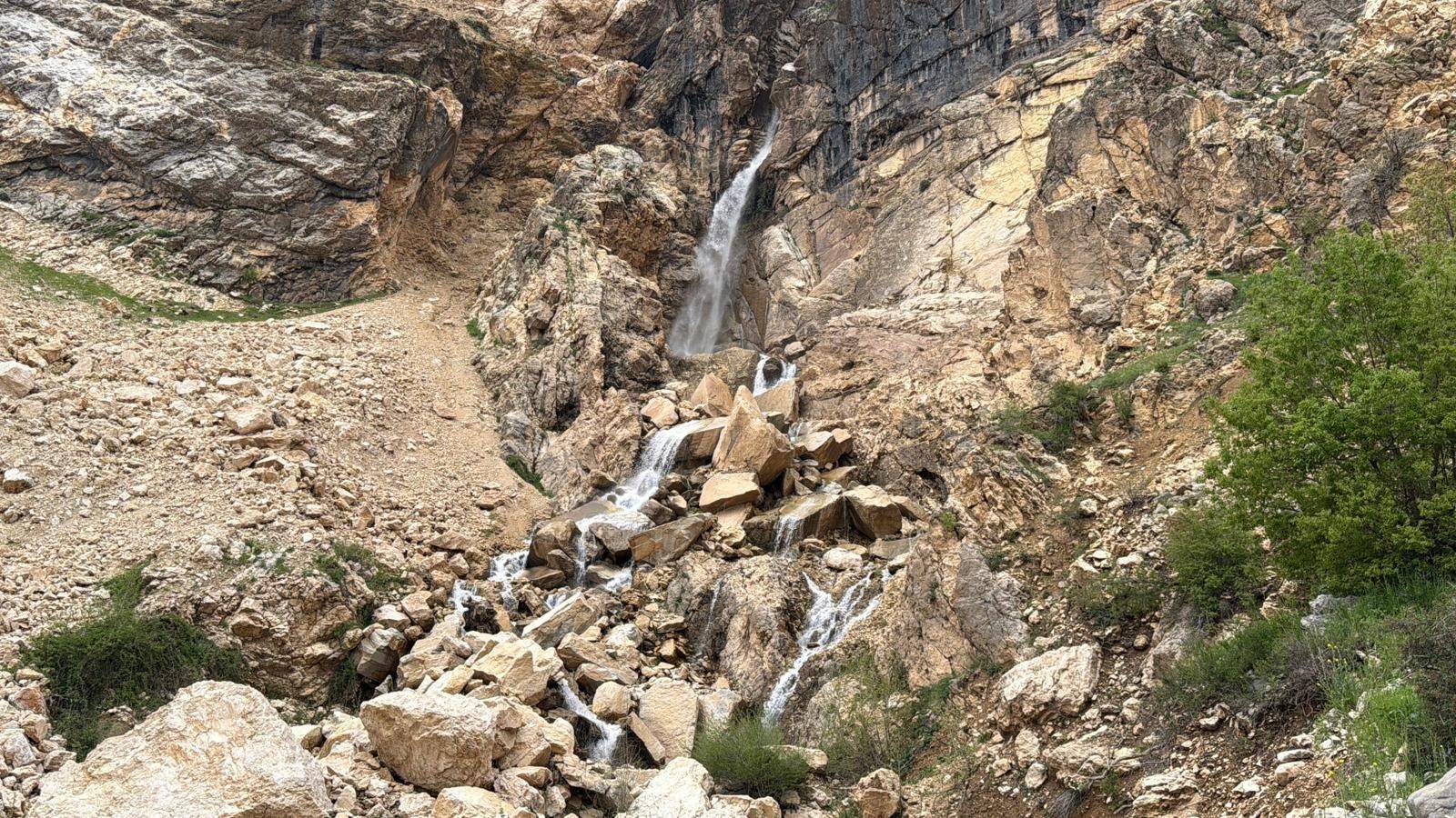 Çifte şelale görenleri mest etti: Adıyaman'da şelaleler çağlayana dönüştü